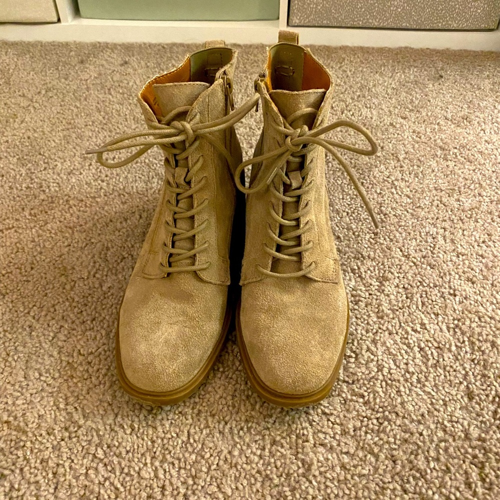 Lucky Brand size 7.5 heeled beige ankle boots